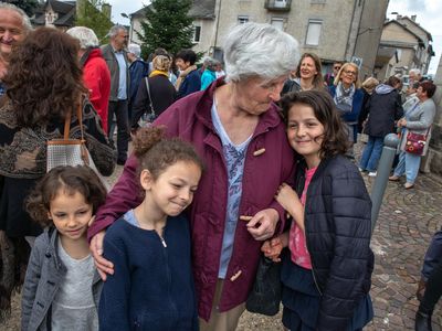 Michelle Baillot (center) picks up three sisters (from left: Touana, 5, Schkourtessa, 7, and Erlina, 10) from school. Baillot welcomed the family when the parents fled Kosovo after conflict engulfed the former Yugoslavia.
