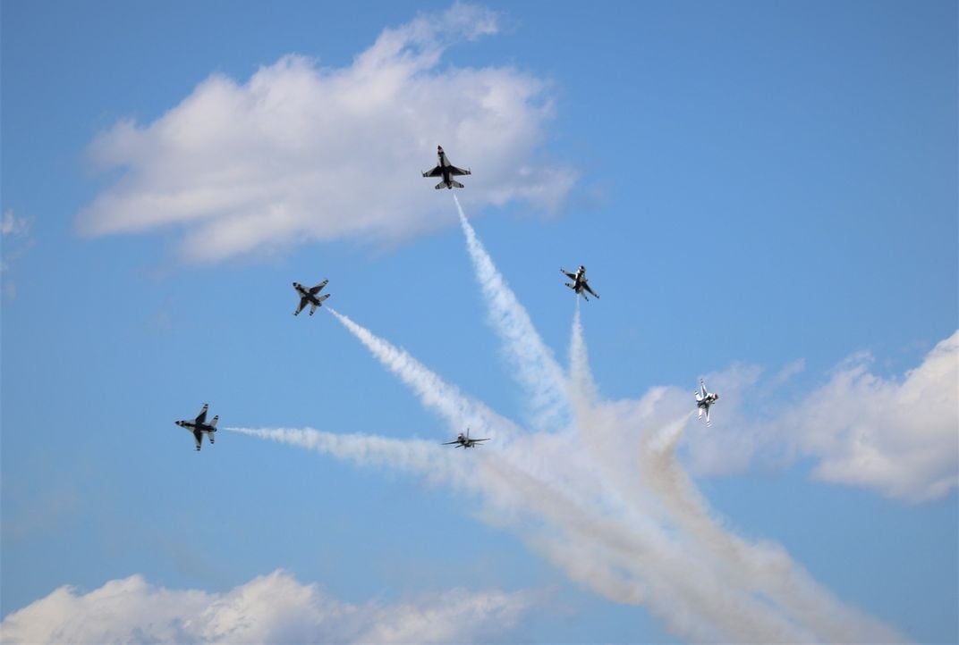 Star Burst by the US AIir Force Thunderbirds | Smithsonian Photo ...