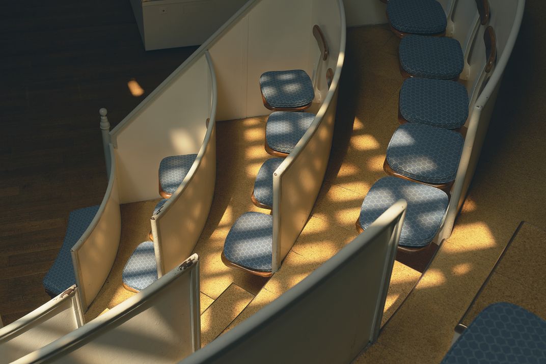 The theater-style seating in the Ether Dome gave students a chance to watch surgeries up close. No one in the room wore scrubs; the hospital didn’t have sterile conditions until 1880.