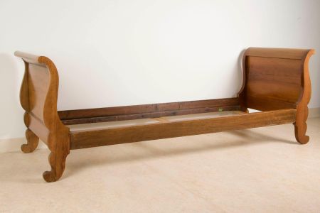 Thomas Lincoln made this cherry day bed around 1810.