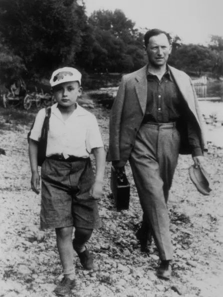Yitskhok Rudashevski and his father in the 1930s
