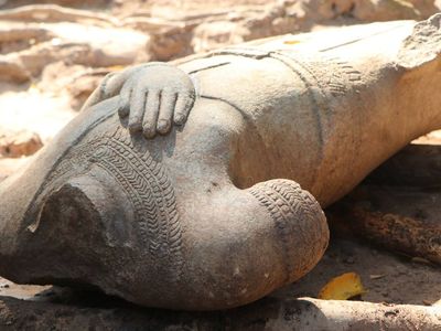 The body of the statue is missing its head, feet and right hand.