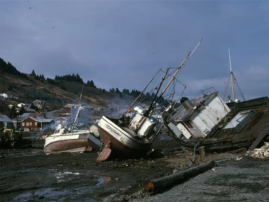 津波後、陸に上がった船