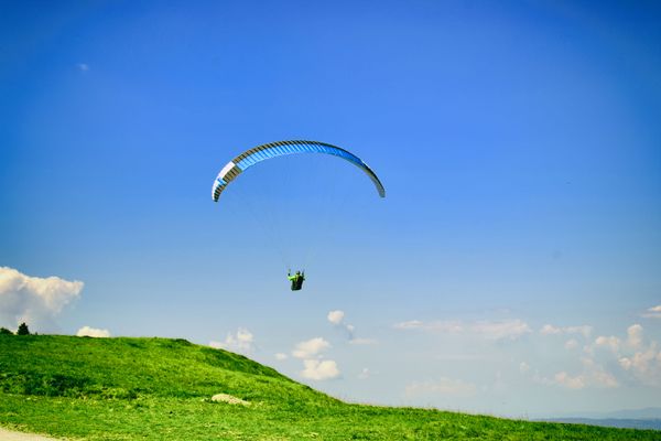 Parachuter in the sky thumbnail