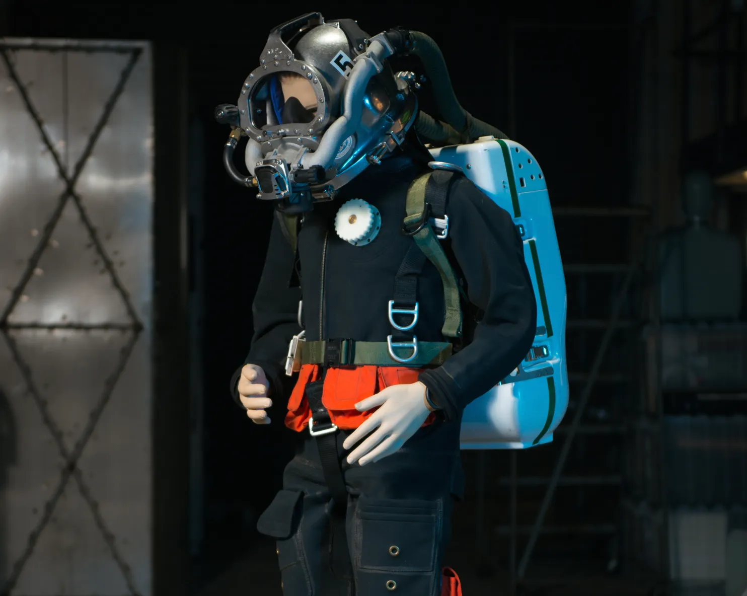 Скафандр погружение. Глубоководный скафандр Батискаф. Водолазный костюм. Костюм для глубоководного погружения. Современный костюм водолаза.