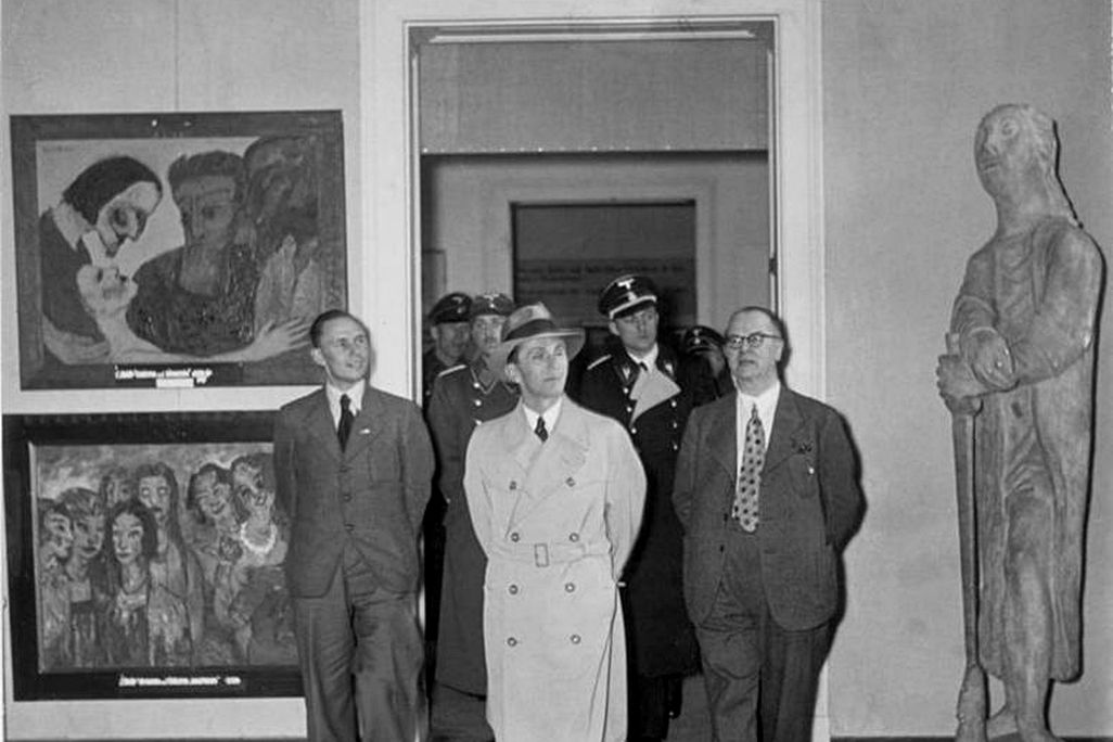 Ausstellung_entartete_kunst_1937.jpg