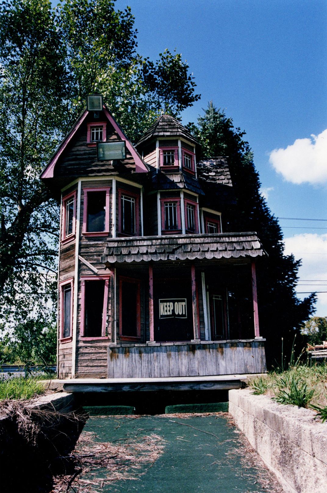 Threefoottall toy house in abandoned puttputt course