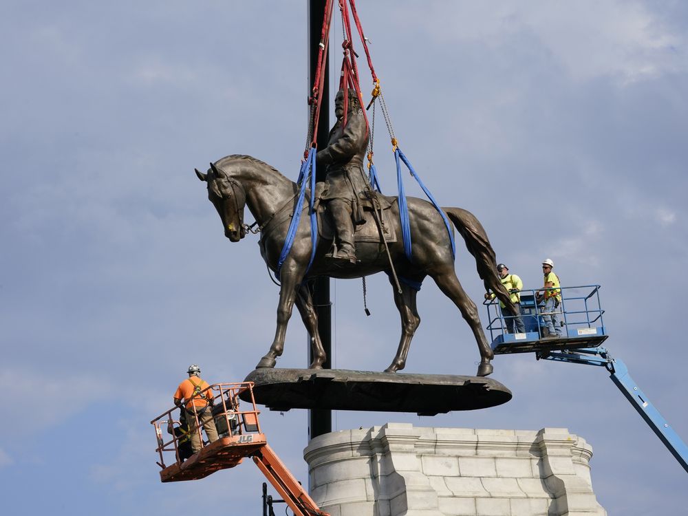 A crane removes the Lee statue from its pedestal