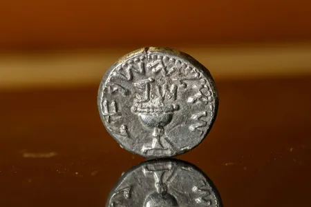 Made of pure silver, the coin was minted during the second year of the&nbsp;Great Revolt.