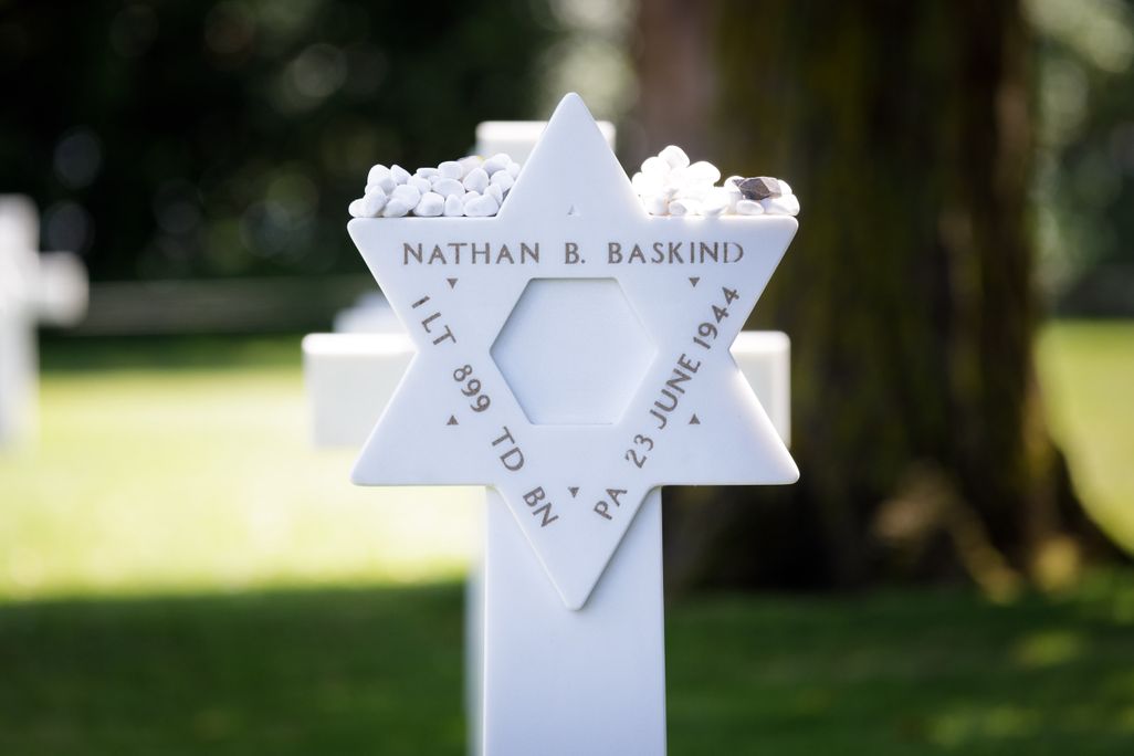 Star of David grave marker that says Nathan B. Baskind