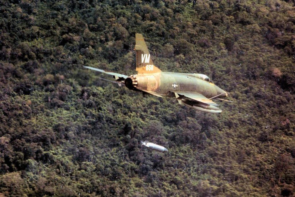 352d_Tactical_Fighter_Squadron_-_F-100_Super_Sabre.jpg
