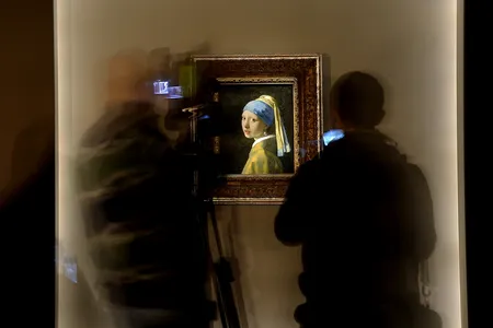 Girl With a Pearl Earring,&nbsp;Vermeer's most famous painting,&nbsp;will be on display&nbsp;at Amsterdam&rsquo;s Rijksmuseum starting next month.