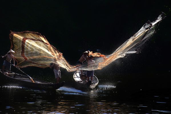 Throw a net to catch fish in the river 3 thumbnail