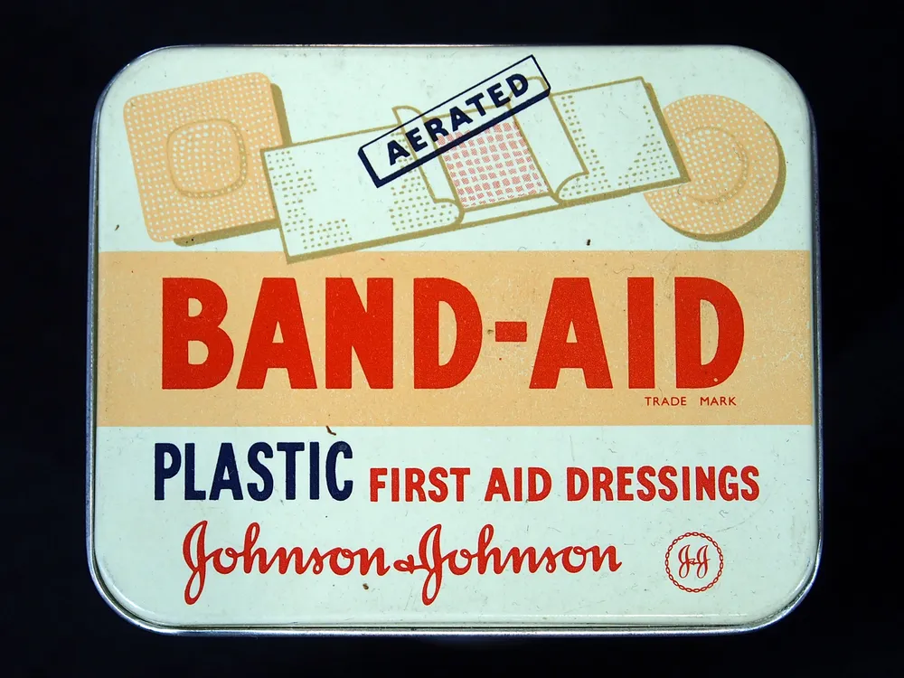 Johnson&Johnson_Band-Aid_tin,_pic3.JPG