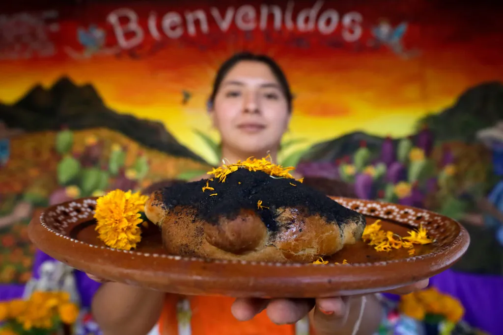 pan de muerto with totomoxtle ash