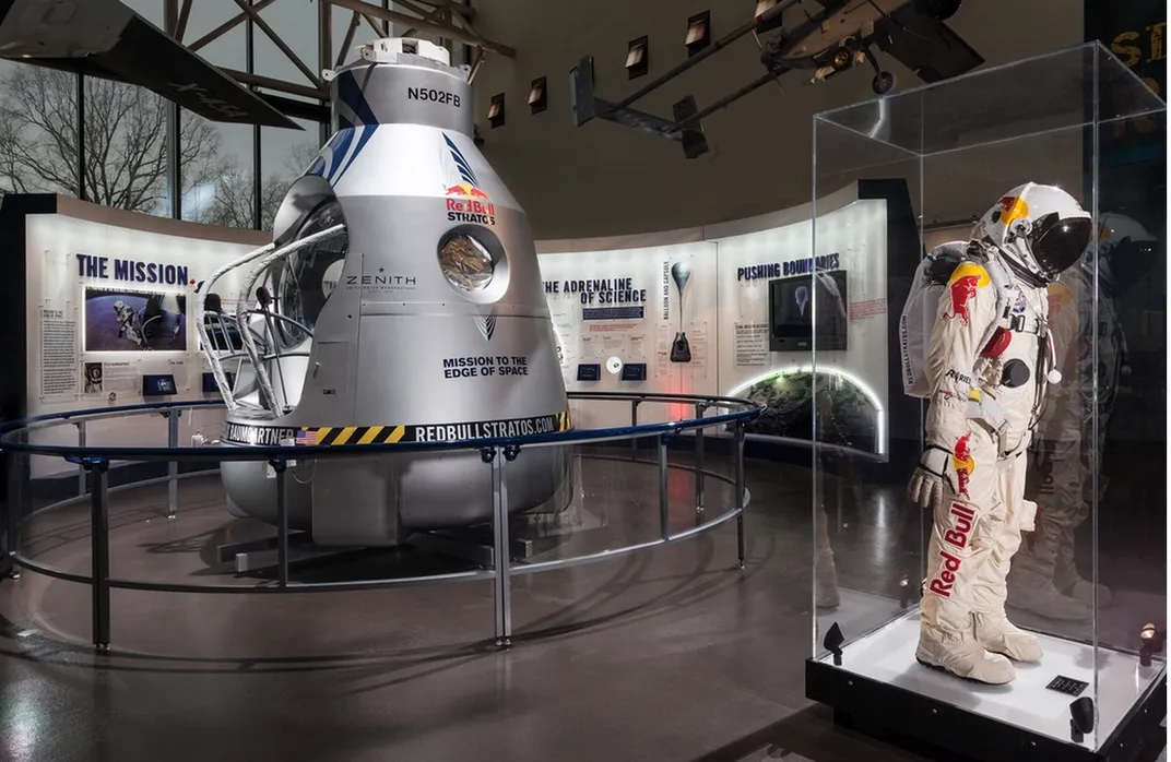 Baumgartner-pressure-suit-capsule-parachute