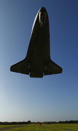 STS-132 Atlantis landing 5-26-10-1400-505.jpg