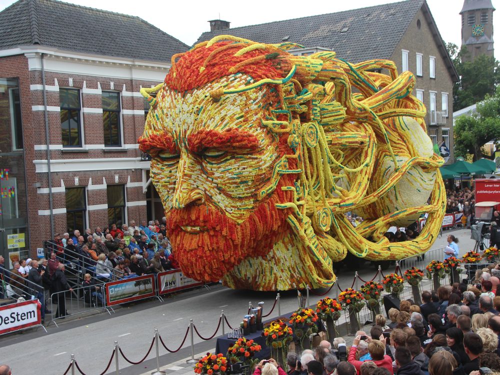 Dhr Robijn Belachelijk There Are About 600,000 Dahlias on These Van Gogh Themed Floats | Smart  News| Smithsonian Magazine