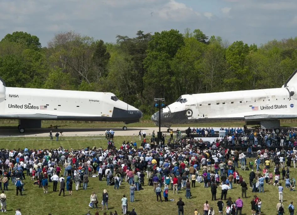 20120419035016discovery013_ghost.jpg