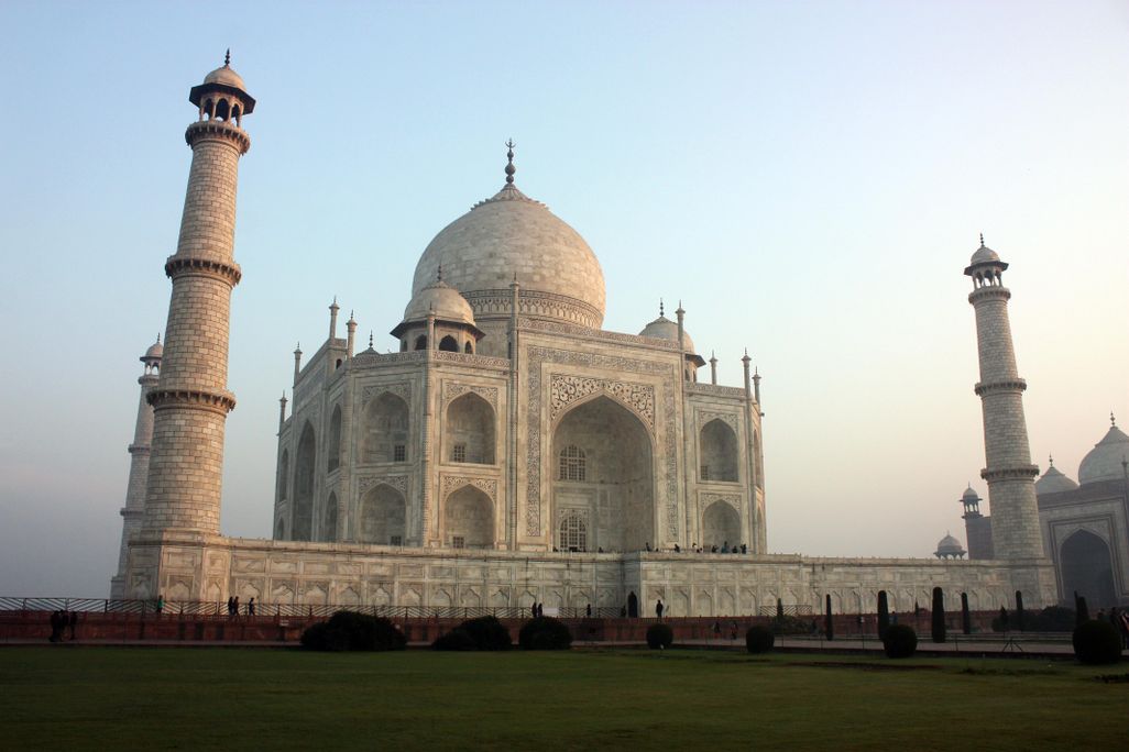 Taj_Mahal_at_morning_from_south-east.jpg