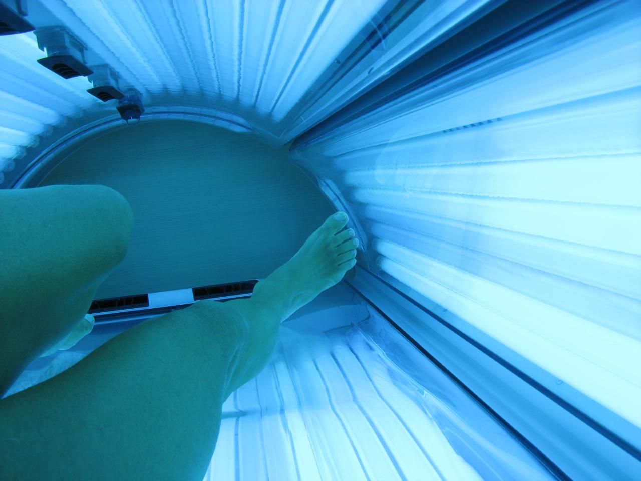 when were tanning beds invented