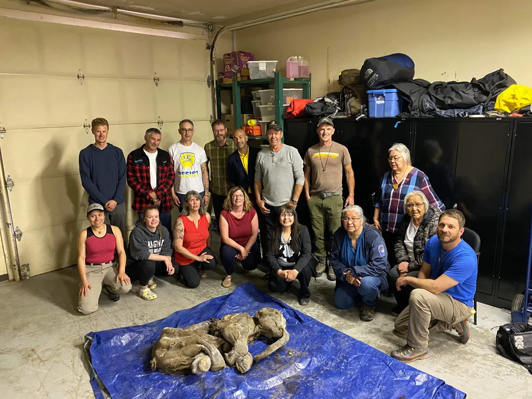 Members of the Trʼondëk Hwëchʼin, Yukon government, Treadstone Mine and University of Calgary with Nun cho ga