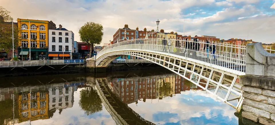  Dublin's Ha'Penny Bridge over the River Liffey 