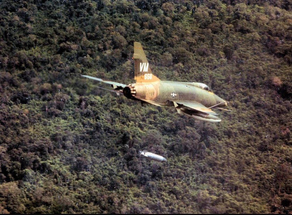 352d_Tactical_Fighter_Squadron_-_F-100_Super_Sabre.jpg