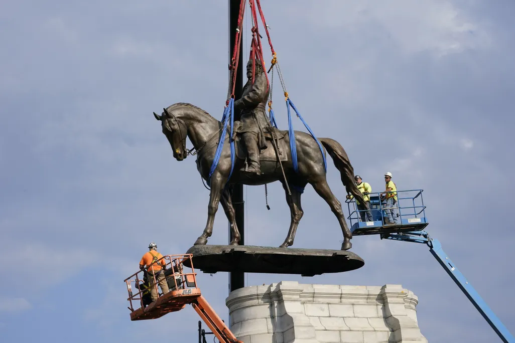 A crane removes the Lee statue from its pedestal