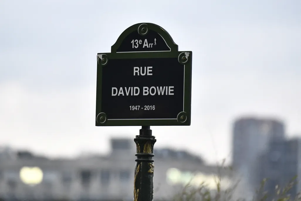 Sign that says Rue David Bowie 1947-2016