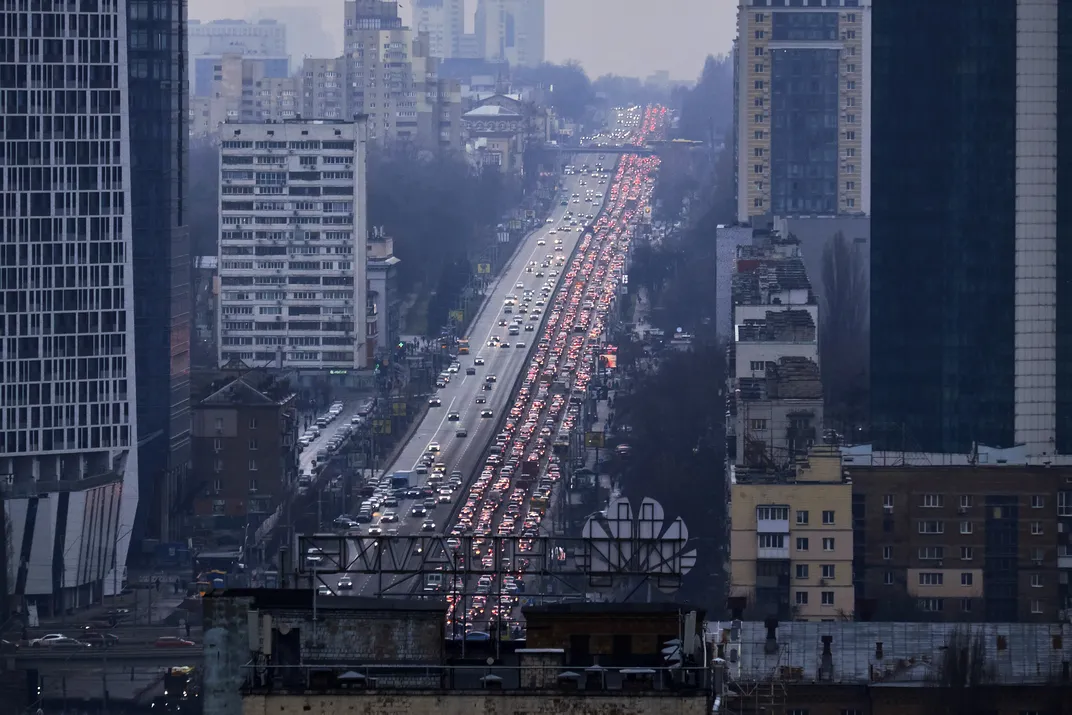 Жители Киева покидают город после преднаступательных ракетных ударов вооруженных сил России и Белоруссии 24 февраля 2022 года.
