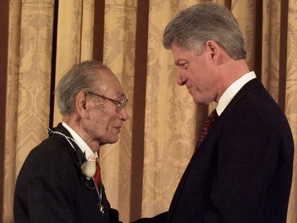 President Clinton presents Fred Korematsu with a Presidential Medal of Freedom