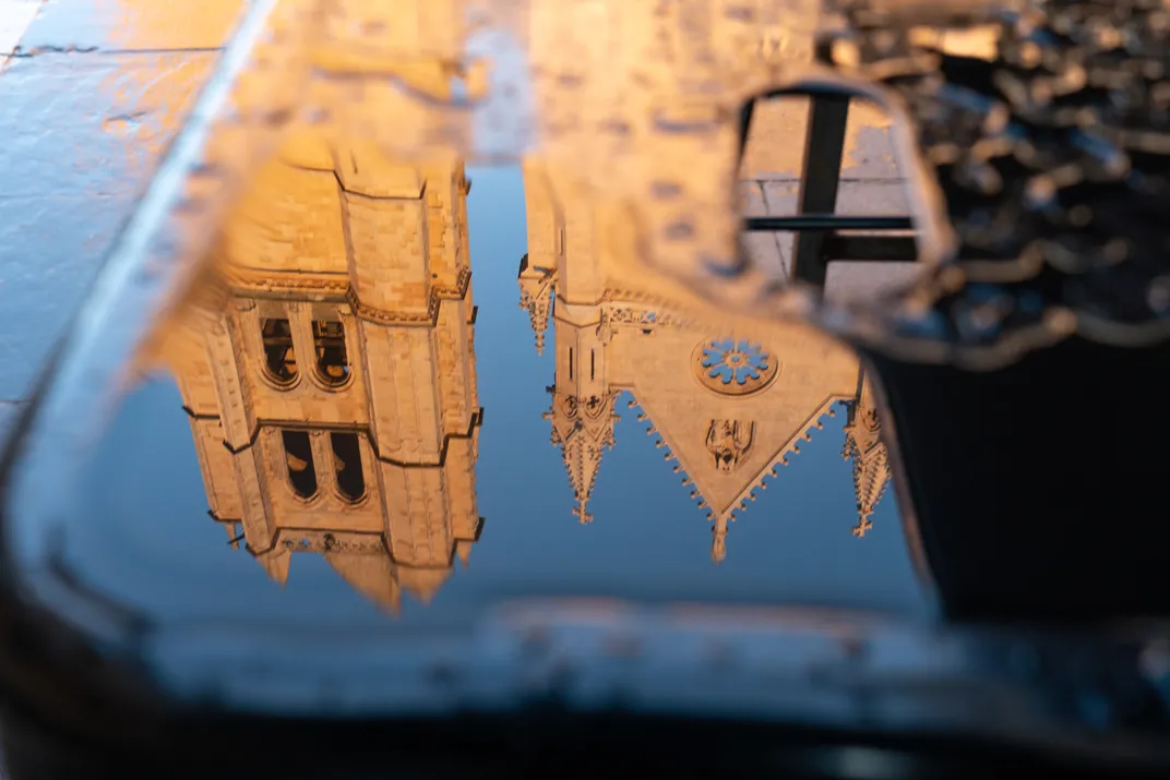 The cathedral of León, reflected in a puddle