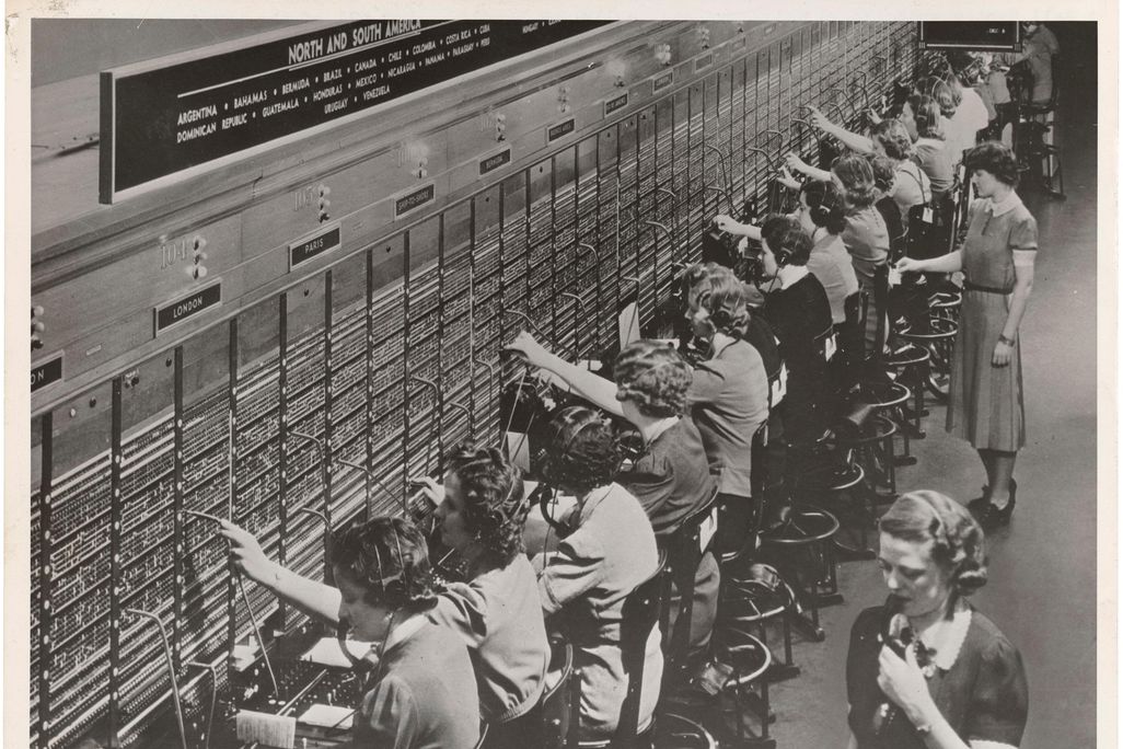 Photograph_of_Women_Working_at_a_Bell_System_Telephone_Switchboard_(3660047829).jpg
