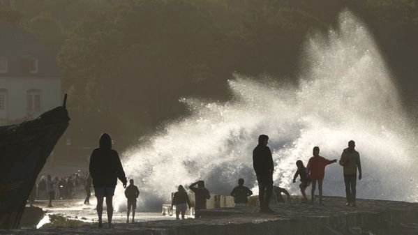 Grosse houle à Camaret, France thumbnail