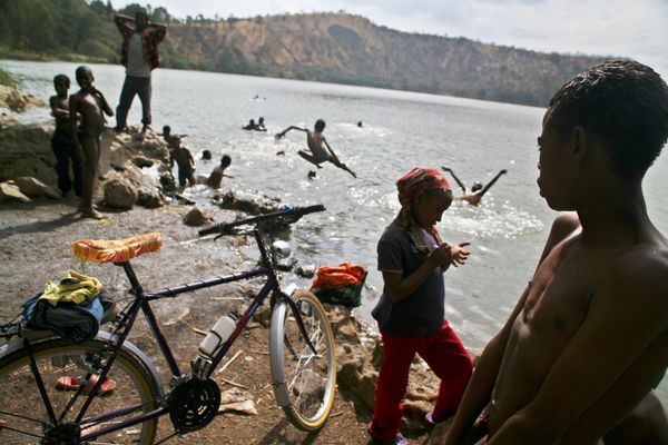 On the shore of vulcano lake, Ethiopia thumbnail