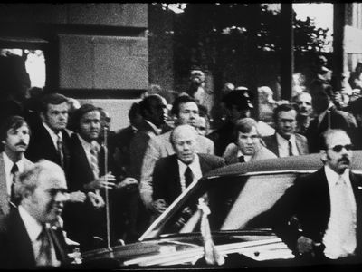 Secret Service agents grab Gerald Ford seconds after Sara Jane Moore attempts to shoot him in September 1975.