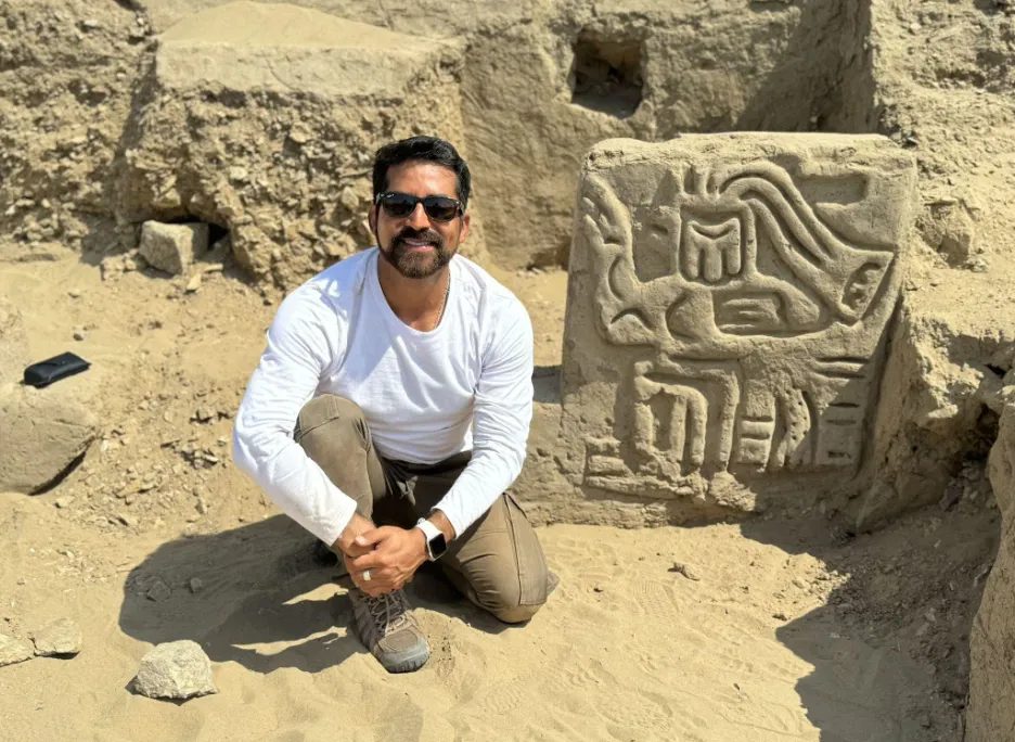 Luis Muro Ynoñán with bird carving