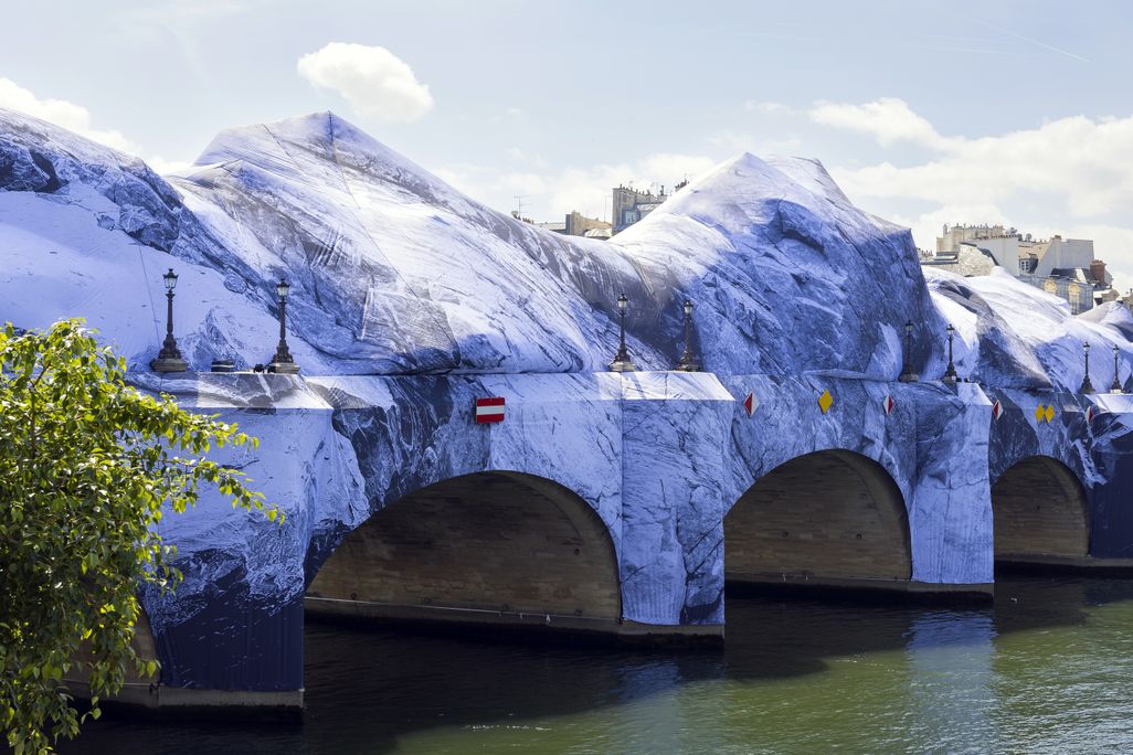 "La Caverne du Pont Neuf: under construction at the bridge Pont Neuf above the Seine river