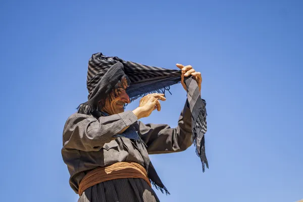 The old man is tying his turban. thumbnail