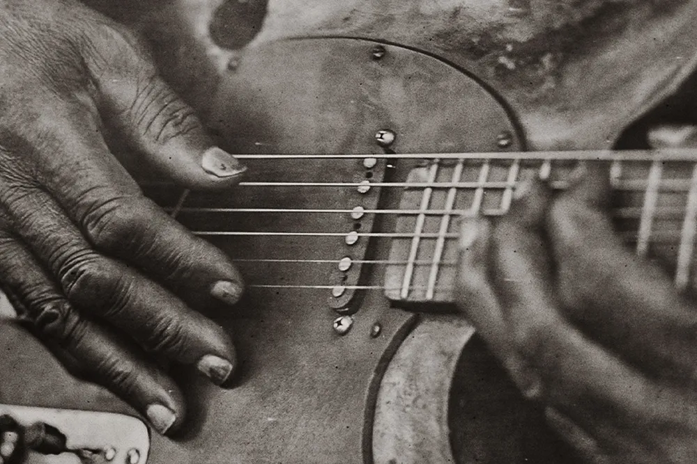 hands playing Vines' guitar desktop