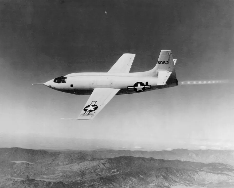 black and white image of a plane with rounded body and a needle-like tip