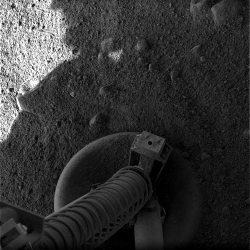 NASA's Phoenix lander arrives safely after a 400-million-mile journey.