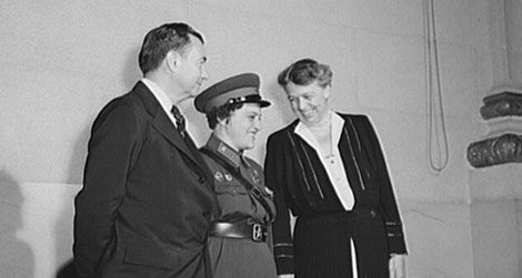 Justice Robert Jackson, Lyudmila Pavlichenko and Eleanor Roosevelt in 1942.