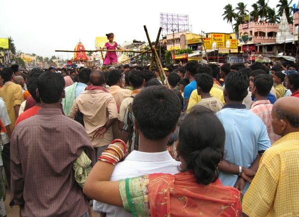 Roadside jugglers are entertaining the visitors at Rathayatra festival. thumbnail